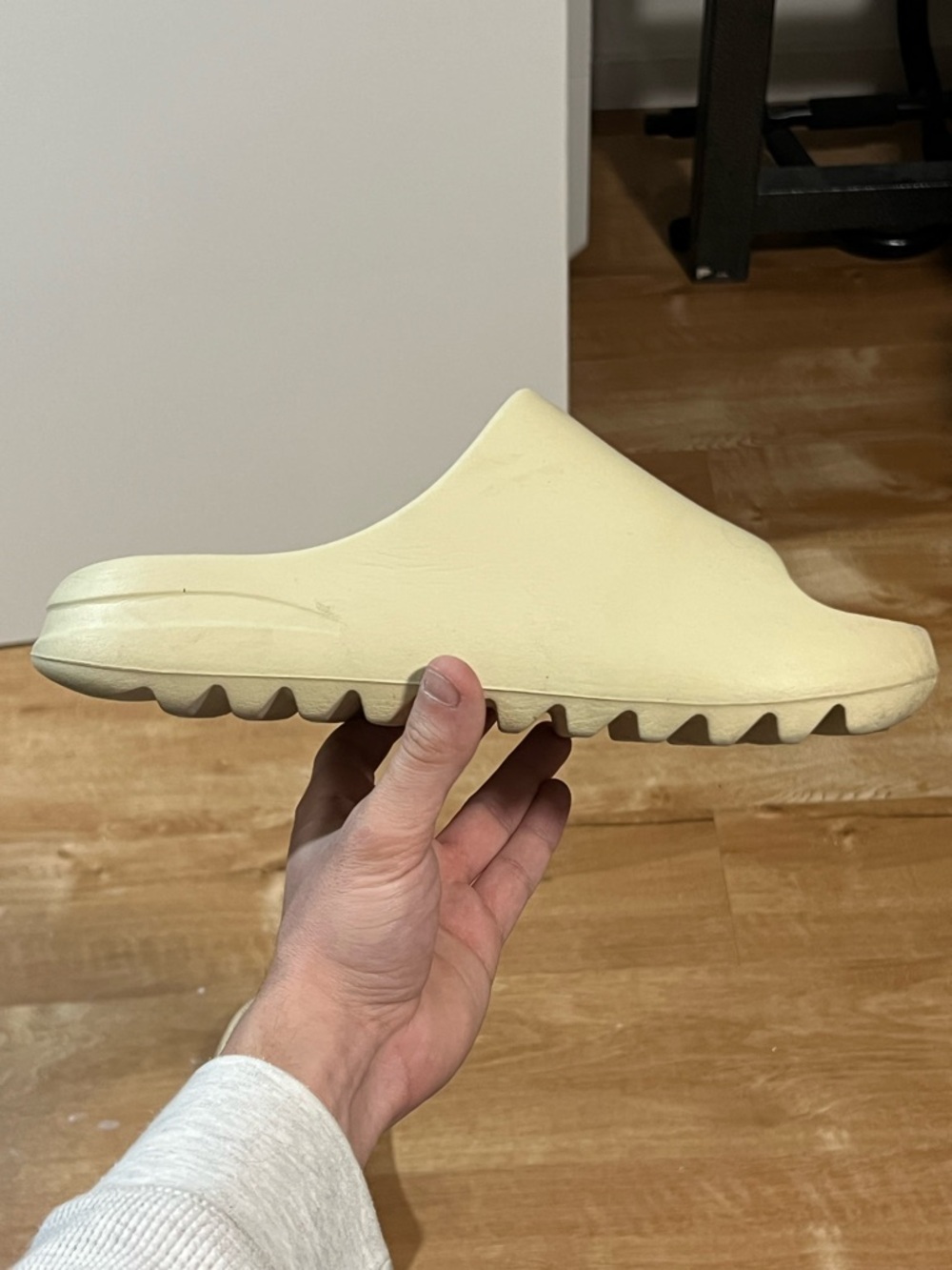 Yeezy Slide in Pale Yellow/Cream